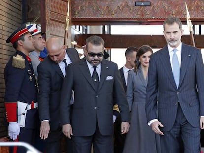 El rey de Marruecos, Mohamed VI, acompaña a Felipe VI y la reina Letizia durante su visita a Rabat. En vídeo, los Reyes inician su primer viaje de Estado a Marruecos.