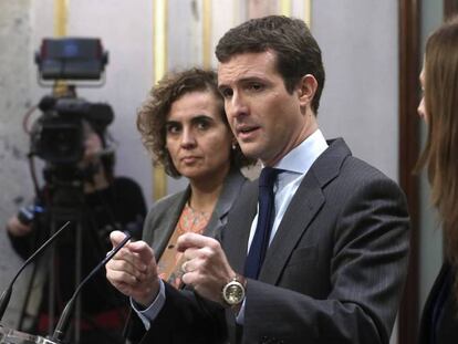 Desde la izquierda, la portavoz del PP en el Congreso, Dolors Montserrat; el líder del PP, Pablo Casado, y la vicepresidenta de comunicación del PP, Marta González, este miércoles en el Congreso.