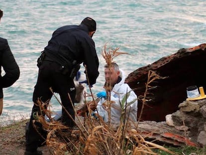 Efectivos de Protección Civil, en un búnker en Ceuta en el que este miércoles ha aparecido el cadáver de una mujer.
