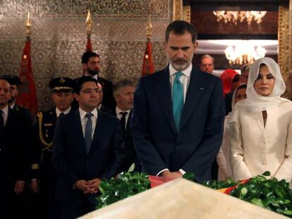 Los Reyes, en una ofrenda en el mausoleo de Mohamed V y Hassan II, en Rabat. En vídeo, discurso de Felipe VI, ayer en Marruecos, para ensalzar la gestión migratoria entre ambos países.