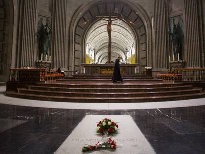Tumba de Francisco Franco en el crucero central de la basílica del Valle de los Caídos. En vídeo, el plan de Patrimonio para exhumarlo.