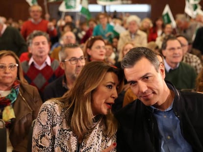 Susana Díaz y Pedro Sánchez, este sábado en el acto del PSOE en Sevilla. En vídeo, la convocatoria de Sánchez lanza la precampaña electoral.