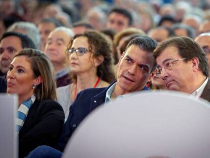 Desde la izquierda, el presidente del Gobierno, Pedro Sánchez, y el secretario general del PSOE de Extremadura, Guillermo Fernández Vara, este domingo en Mérida. En vídeo, Pedro Sánchez apela a la España "cabal" para que "gane el sentido común".