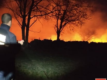 Uno de los incendios activos en una imagen facilitada por el servicio de emergencias de Cantabria. En vídeo, Cantabria pide ayuda a la UME para tratar de sofocar 45 incendios forestales.