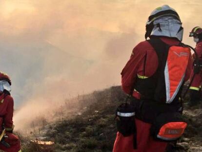 Labores de extinción de incendios en Cantabria. En vídeo, Cantabria, color gris ceniza.