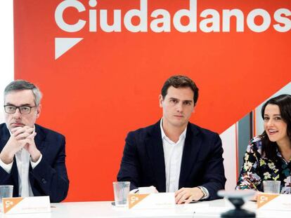 Albert Rivera, junto a José Manuel Villegas e Inés Arrimadas, durante la reunión de la ejecutiva de Ciudadanos.