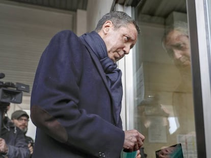 En vídeo, el expresidente de la Generalitat, Eduardo Zaplana, este lunes en un juzgado de Valencia.