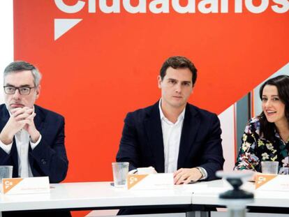 Albert Rivera, junto a José Manuel Villegas e Inés Arrimadas, durante la reunión de la ejecutiva de Ciudadanos. En vídeo, declaraciones de Rivera.