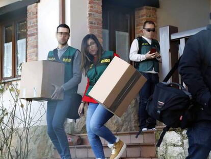 Agentes de la Guardia Civil requisan material de la casa de verano del presunto inductor del asesinato del concejal de Llanes, Javier Ardines. En vídeo, espectacular operativo en la detención del presunto instigador del crimen del concejal de Llanes.