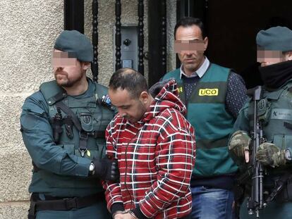La Guardia civil, con uno de los detenidos por el asesinato del concejal de Llanes Javier Ardines.