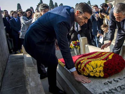 El presidente del Gobierno, Pedro Sánchez (d), junto a la tumba del presidente republicano Manuel Azaña en Montauban, Francia. En vídeo, homenaje institucional al exilio republicano.
