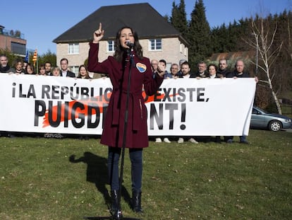 Inés Arrimadas interviene ante la denominada Casa de la República de Waterloo, este domingo.