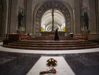 Tumba de Francisco Franco en el crucero central de la basílica del Valle de los Caídos. En vídeo, suspendido cautelarmente el permiso para exhumar a Franco.