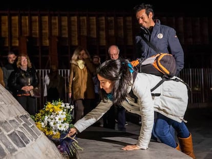 Los padres del niño Gabriel realizan una ofrenda en el parque de la Ballena, este miércoles. En vídeo, un año del crimen del pequeño Gabriel Cruz.