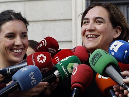 Irene Montero, portavoz del Grupo Parlamentario Unidas Podemos, y la alcaldesa de Barcelona, Ada Colau, en el Congreso.