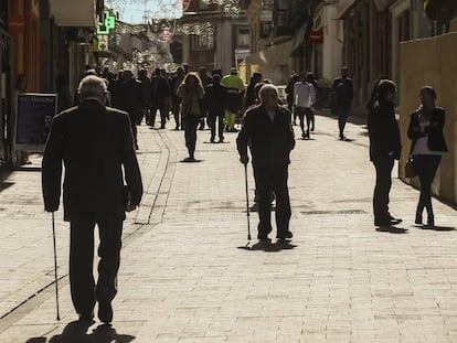 FOTO: Vecinos de Guadalajara pasean por el centro de la ciudad. / VÍDEO: Comparecencia de Pablo Casado, en Ávila, el pasado 22 de febrero.
