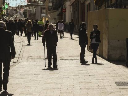 FOTO: Vecinos de Guadalajara pasean por el centro de la ciudad. / VÍDEO: Comparecencia de Pablo Casado, en Ávila, el pasado 22 de febrero.