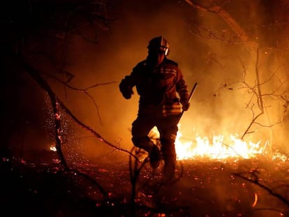 Los bomberos intentan sofocar el incendio que se produjo este domingo en los alrededores de Labares.
