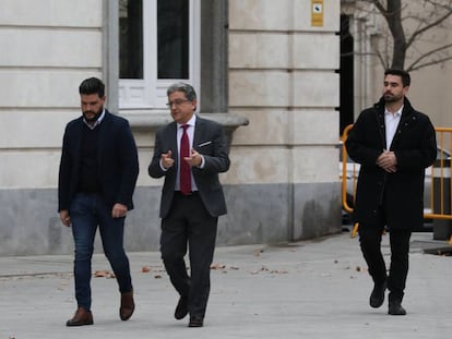 El exdelegado del Gobierno en Cataluña Enric Millo, en el centro, se dirige a declarar al Tribunal Supremo, en la décima jornada del juicio del 'procés' hoy martes. En vídeo, resumen de la declaración de Millo.