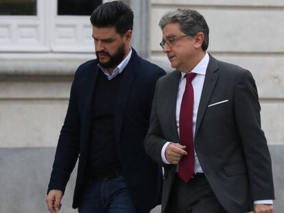 El exdelegado del Gobierno Enric Millo (derecha) a su llegada al Tribunal Supremo. En vídeo, resumen de las declaraciones de Diego Pérez de los Cobos.