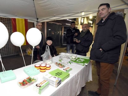 A la derecha, José Antonio Ortiz Cambray, líder de Vox en Lleida. En vídeo, un mensaje de Año Nuevo grabado por Ortiz a los militantes en 2018.