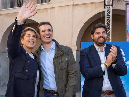 Pablo Casado, en el centro, junto al presidente del PP en la Región de Murcia, Fernando López Miras, y la candidata del partido a la alcaldía de Cartagena, Noelia Arroyo. / VÍDEO: Declaraciones de Casado, este sábado, en Cartagena.