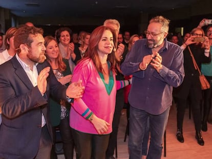 La candidata de Ciudadanos a las primarias en Castilla y León, Silvia Clemente, con los miembros de la dirección Miguel Gutiérrez y Juan Carlos Girauta. En vídeo: declaraciones de Francisco Igea, rival de Clemente, tras conocerse los resultados de las primarias.