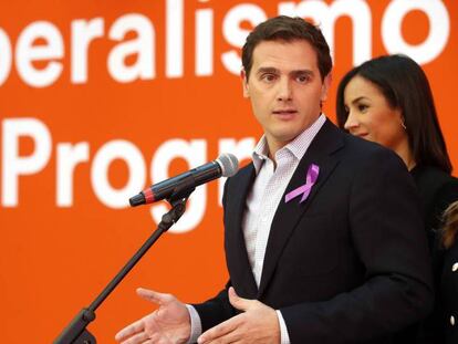 Albert Rivera, en la sede del partido en Madrid. En vídeo, declaraciones del secretario general de Ciudadanos, José Manuel Villegas.