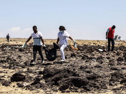 FOTO: Los equipos de rescate trasladan el cuerpo de una de las víctimas del accidente aéreo de Etiopía este este domingo. / VÍDEO: Declaraciones de Josep Borrell, ministro de Exteriores, este lunes, sobre el accidente.