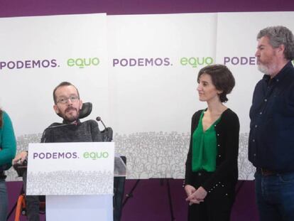Pablo Echenique y Noelia Vera, de Podemos, junto a Juan López de Uralde y Beatriz del Hoyo. En vídeo, declaraciones de la coordinadora de Equo.