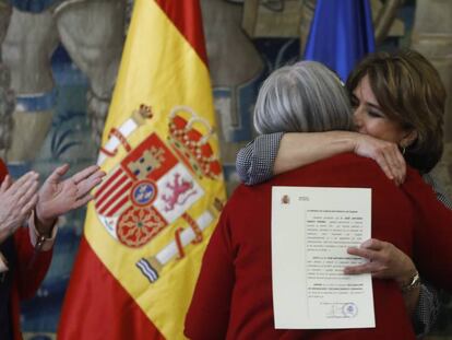 La ministra de Justicia abraza a una de las familiares que ha recibido este martes la declaración de reparación y reconocimiento personal como víctima del franquismo. En vídeo, la ministra Dolores Delgado ha entregado este martes 11 certificados de reparación y reconocimiento personal.