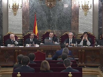 Un momento del juicio del 'procés', este martes en el Salón de Plenos del Tribunal Supremo. En vídeo, declaraciones de dos empleados de una de las imprentas que prepararon los carteles del referéndum.