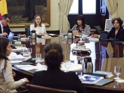 La presidenta del Congreso de los Diputados, Ana pastor, en el centro, frente al cuadro, durante la reunión de la Mesa de la Diputación Permanente. En vídeo, declaraciones del diputado socialista Rafael Simancas.