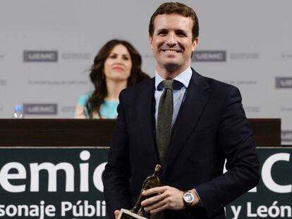 El presidente del PP, Pablo Casado, recibe el premio al mejor comunicador en la Universidad Miguel de Cervantes, de Valladolid. En vídeo, declaraciones de Casado.
