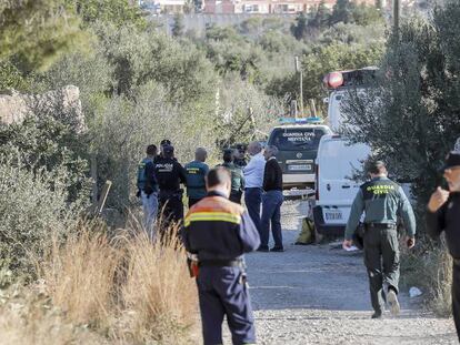 Agentes que participan en la búsqueda de Godella. En vídeo, encuentran enterrados a los dos menores desaparecidos.