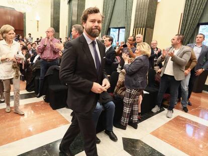 Iván Espinosa de los Monteros, responsable de relaciones exteriores de Vox, a su llegada al acto de solidaridad con Cuba y Venezuela, en Madrid el pasado jueves. En vídeo, Vox pide que España cumpla su "responsabilidad" con Cuba y Venezuela.