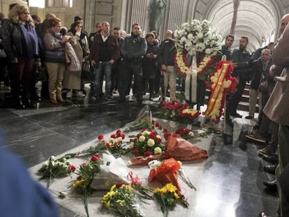 La tumba del dictador Francisco Franco en el Valle de los Caídos, en el 43º aniversario de su muerte. En vídeo, declaraciones de la vicepresidenta del Gobierno.