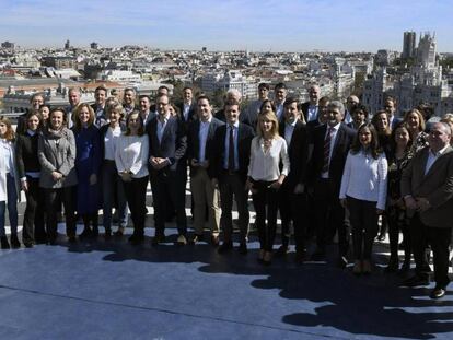 El presidente del PP, Pablo Casado, este sábado en la terraza del Círculo de Bellas Artes de Madrid con los cabezas de lista del partido para las próximas elecciones generales del 28 de abril.