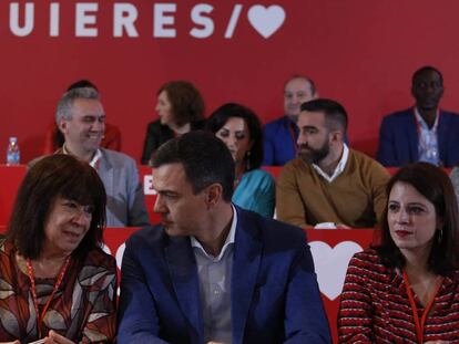 Desde la izquierda, Narbona, Sánchez y Lastra. este domingo en Madrid. En vídeo, el PSOE-A expresa su disconformidad con las listas electorales de Sánchez.