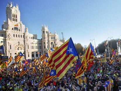 Un grupo de manifestantes porta una 'estelada' de grandes dimensiones en la marcha independentista que se ha celebrado hoy en Madrid contra el juicio del 'procés'.