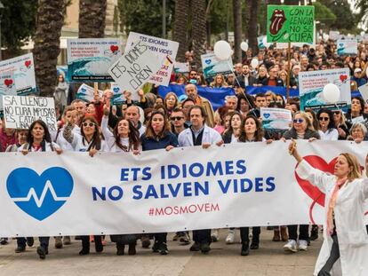 Manifestación contra el decreto del uso del catalán en la sanidad balear, en febrero de 2018. En vídeo, Pablo Casado propone una ley de la lengua.