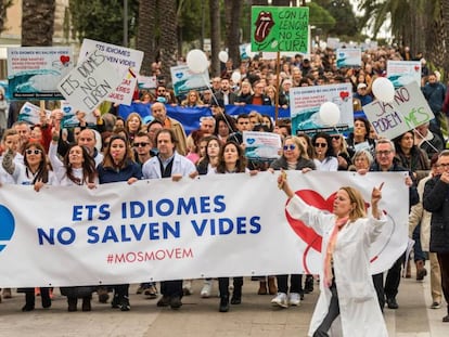 Manifestación contra el decreto del uso del catalán en la sanidad balear, en febrero de 2018. En vídeo, Pablo Casado propone una ley de la lengua.