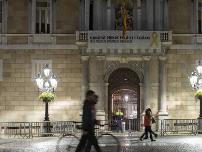 Fachada del Palacio de la Generalitat con una pancarta con un lazo amarillo, este lunes en Barcelona. En vídeo, el concejal del PP en el Ayuntamiento de Barcelona, Alberto Fernández, ha cortado esta mañana los lazos colocados en las farolas del Ayuntamiento.