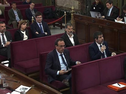 Jordi Turull, Josep Rull, Jordi Sànchez, Jordi Cuixart, Santi Villa, Meritxell Borràs y Carles Mundó, durante al sesión del juicio de este martes. En vídeo, declaraciones del cabo primero de la Guardia Civil.