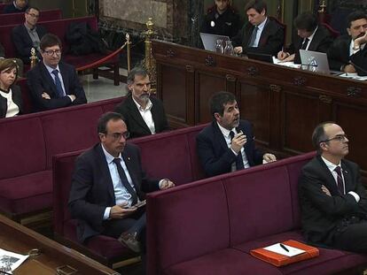 Jordi Turull, Josep Rull, Jordi Sànchez, Jordi Cuixart, Santi Villa, Meritxell Borràs y Carles Mundó, durante al sesión del juicio de este martes. En vídeo, declaraciones del cabo primero de la Guardia Civil.