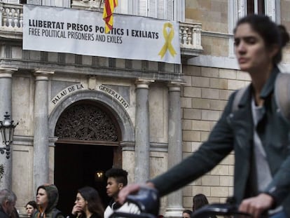 Pancarta con un lazo amarillo, ayer en la fachada del Palau de la Generalitat, en Barcelona. En vídeo, Torra mantiene los lazos y desafía a la Junta Electoral Central.