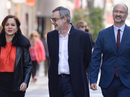 Desde la izquierda, Silvia Clemente, José Manuel Villegas y Luis Fuentes, en Valladolid. En vídeo, declaraciones de Javier Carpio, expulsado de Cs por denunciar ante el juzgado la falta de transparencia en las primarias de Málaga.