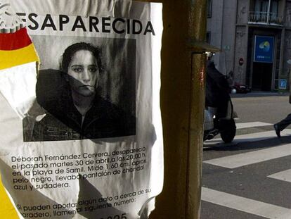 Un cartel con la foto de Déborah Fernández, cuando desapareció en 2002. En vídeo, las declaraciones de la hermana de la víctima.
