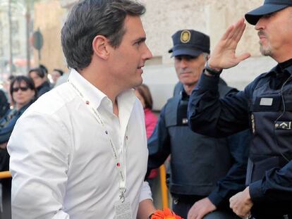 El candidato a la presidencia del Gobierno por Ciudadanos, Albert Rivera, en las fallas de Valencia. En vídeo, declaraciones de Rivera y Pablo Casado sobre Vox.