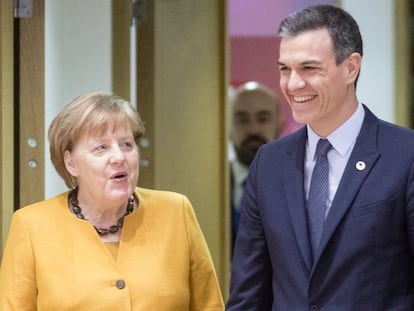 El presidente del Gobierno, Pedro Sánchez, junto a la canciller alemana Angela Merkel. En vídeo, declaraciones de Sánchez.